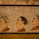 Alla loro sinistra abbiamo tre visi di militari...